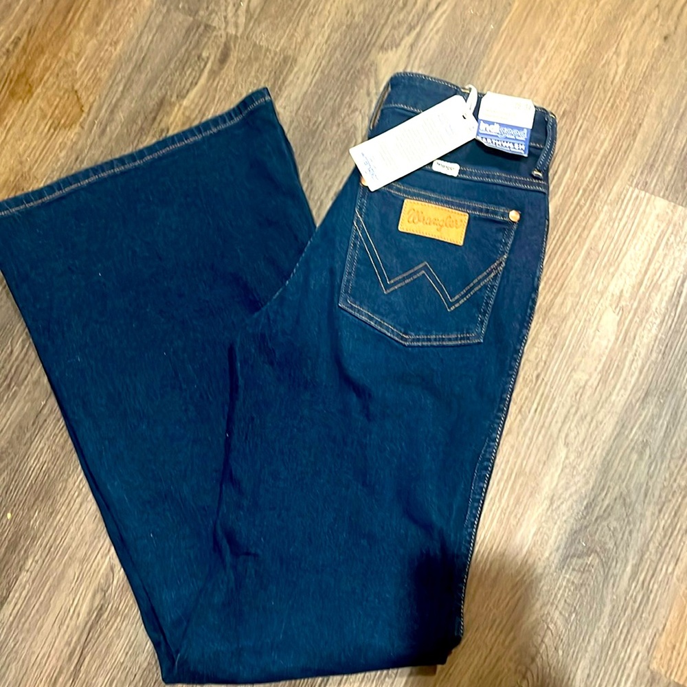 NWT Wrangler jeans flare leg. Size 26